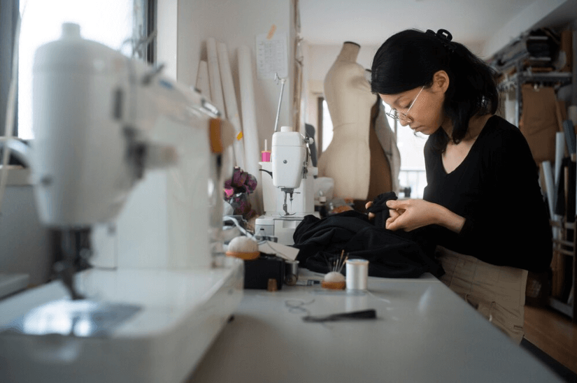 mujer en taller de confección