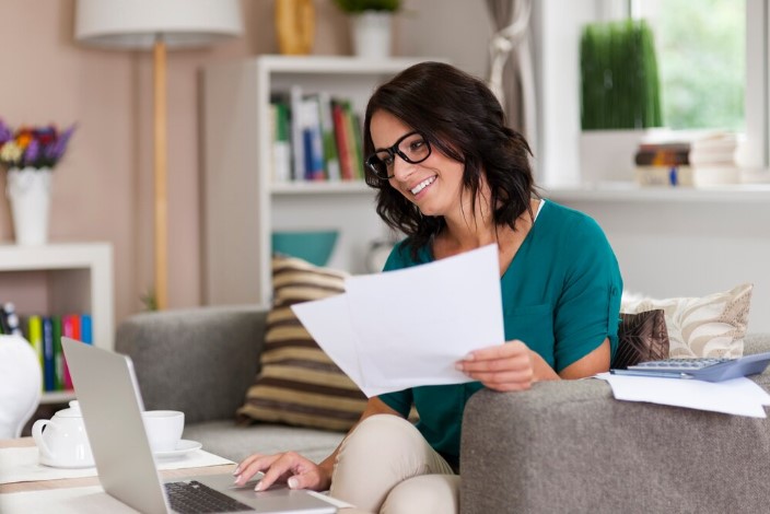 mujer revisando su reporte de crédito