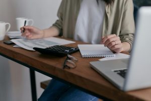 Persona revisando sus cuentas para optar por el refinanciamiento de deuda y mejorar sus finanzas personales