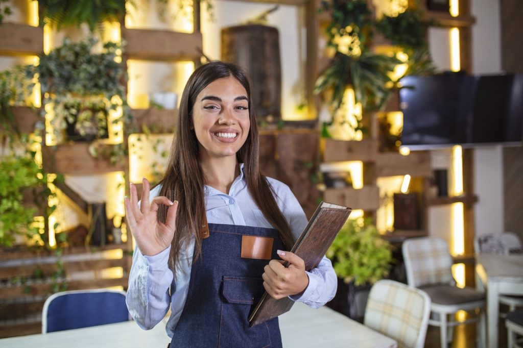mujer emprendedora feliz con su crédito rápido Caja Arequipa