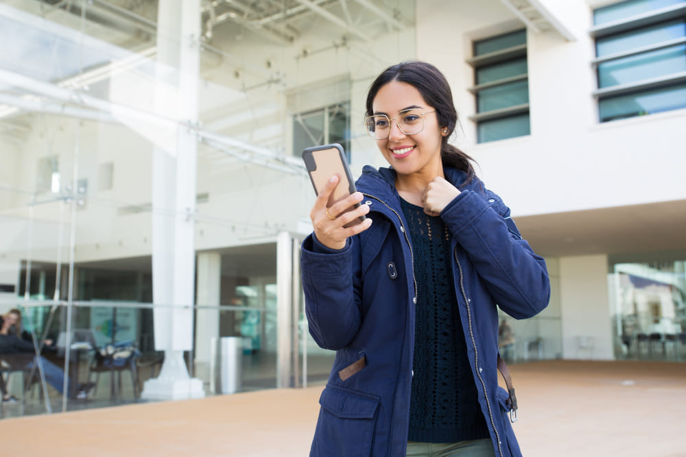 mujer peruana comprando con una tarjeta virtual gratis