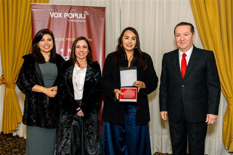 Caja Arequipa Miryam Farfán y equipo