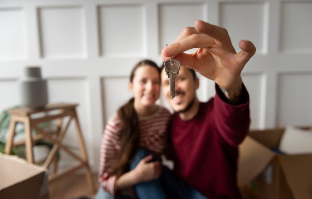 pareja con llaves de casa con un préstamo hipotecario