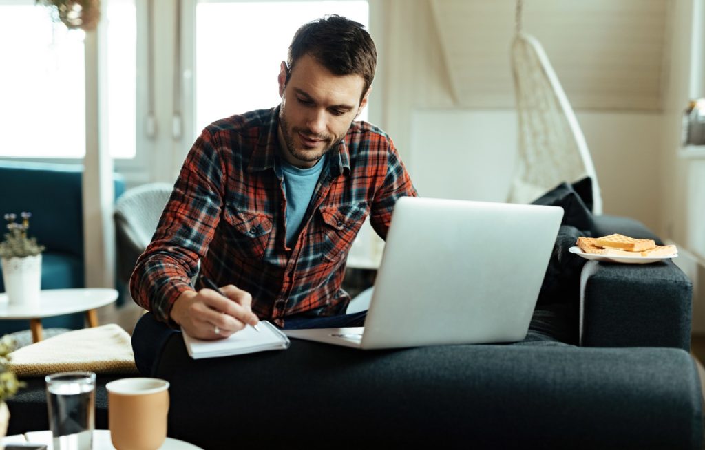 hombre revisando cuentas con interés compuesto