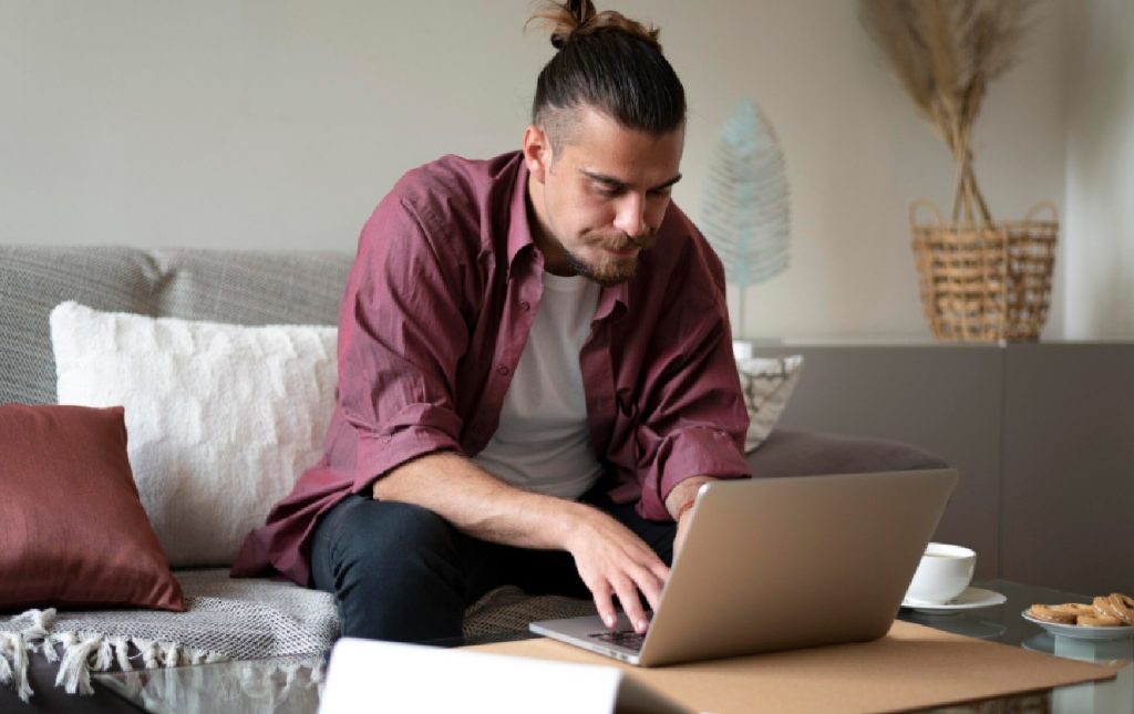 hombre eligiendo su tipo de RUC online 