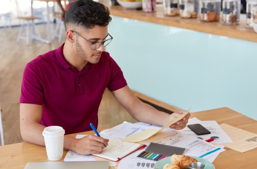 hombre sigue los pasos para crear fondo de emergencia