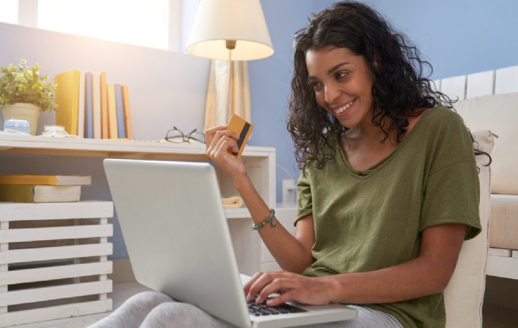 joven conociendo que es el sesgo de confirmación