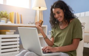 joven conociendo que es el sesgo de confirmación