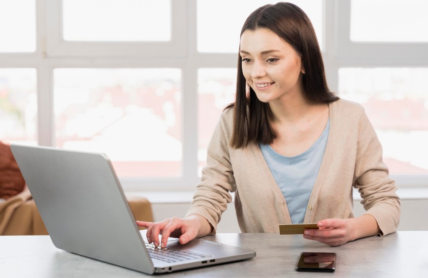 joven en laptop calcula el interés compuesto de su inversión