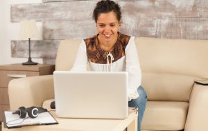 joven en laptop emitiendo recibo por honorarios