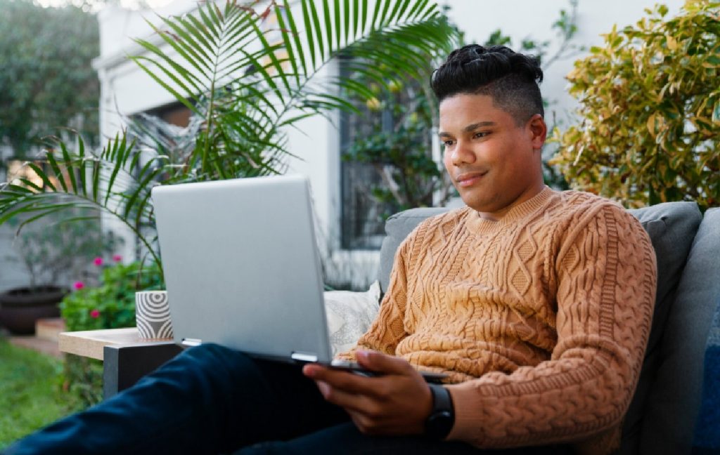 joven informándose de como emitir un recibo por honorarios