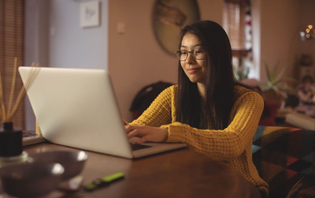 mujer informándose sobre los tipos de RUC en Perú