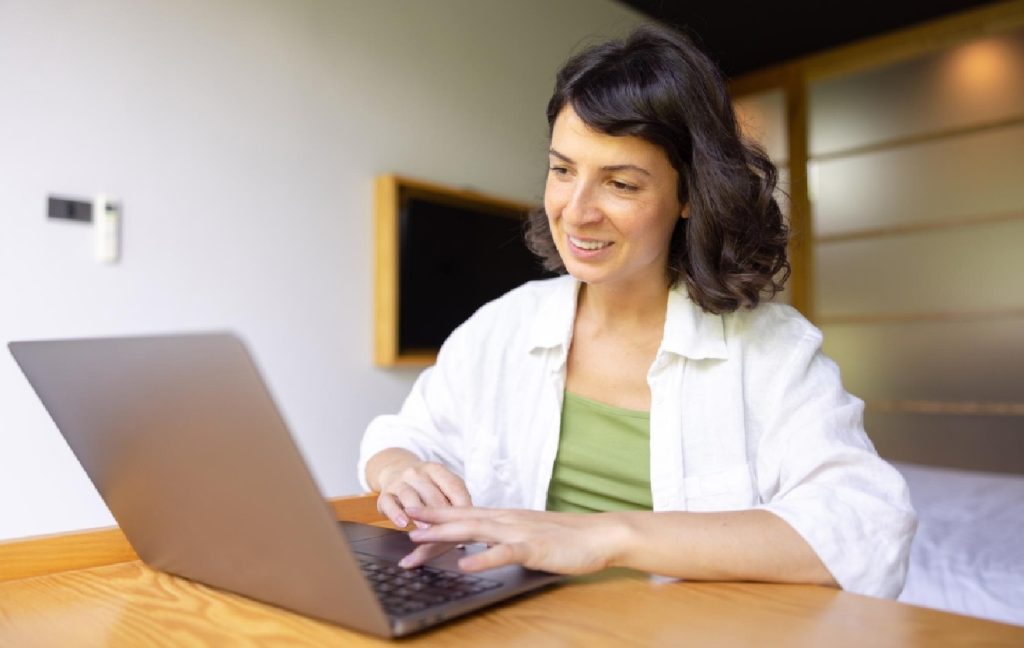 mujer siguiendo consejos para evitar el sesgo de compra