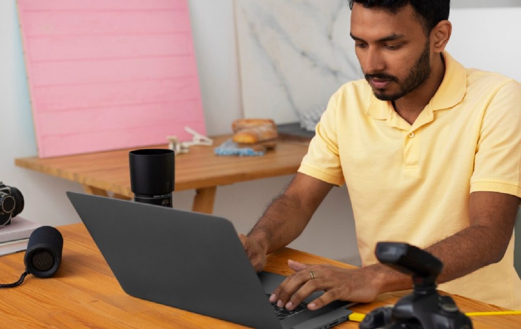 trabajador independiente en laptop creando un recibo por honorarios