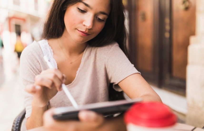 mujer conociendo para qué sirve un fondo de emergencia
