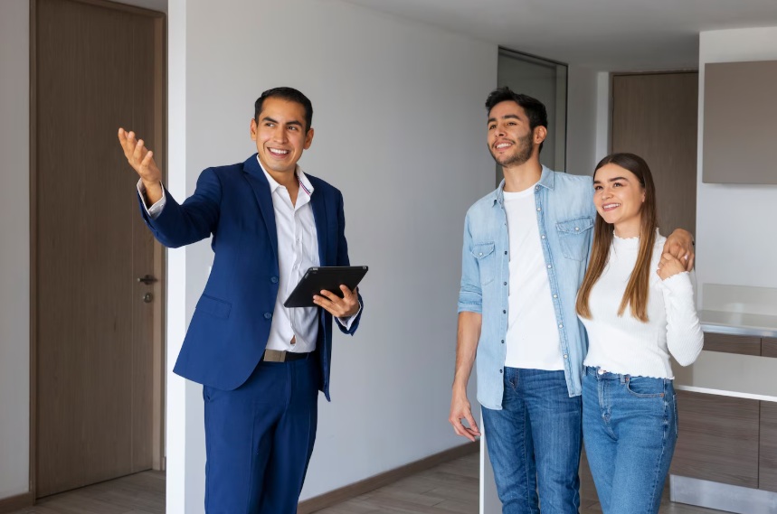 pareja solicitando un crédito hipotecario