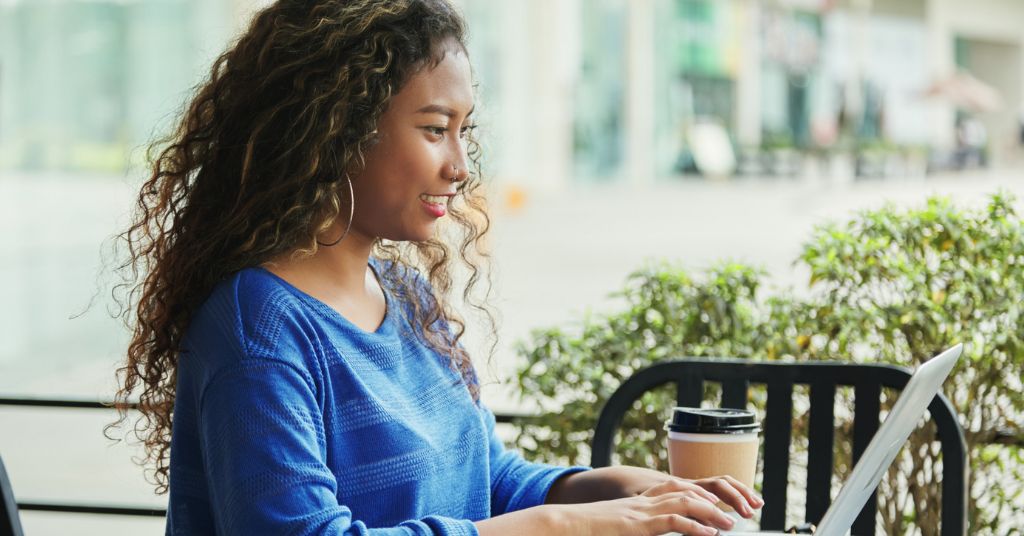 mujer solicitando la devolución de impuestos de Sunat 