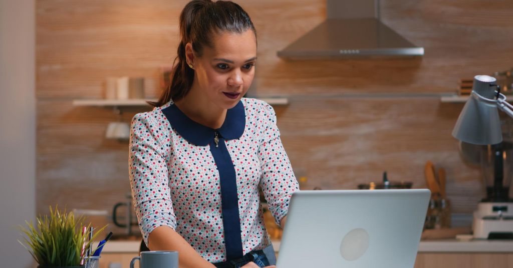 Mujer revisando en laptop si tiene devolución de impuestos
