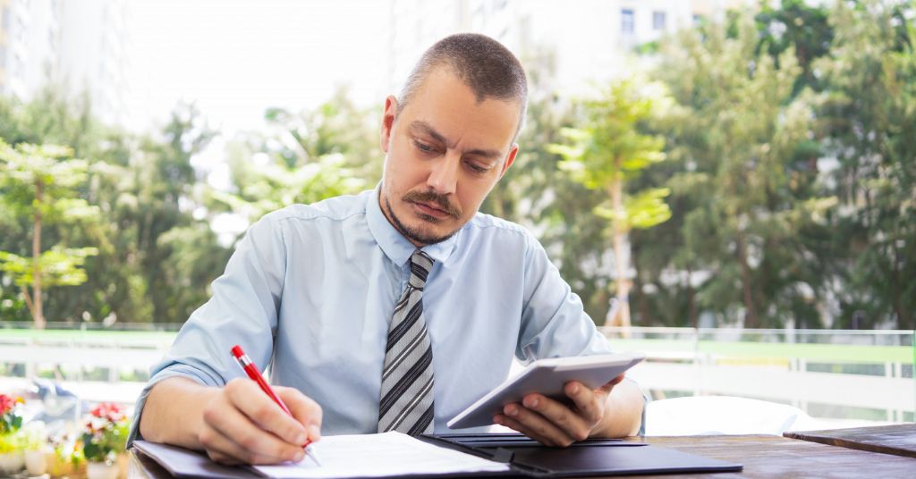 hombre aplicando la fórmula de liquidación laboral Perú