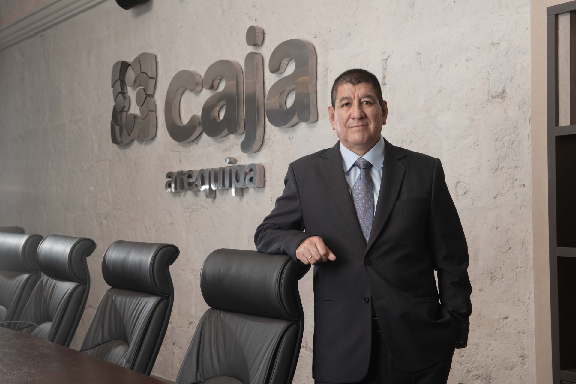 RETRATO GERENTE CAJA AREQUIPA 27 2 26-029