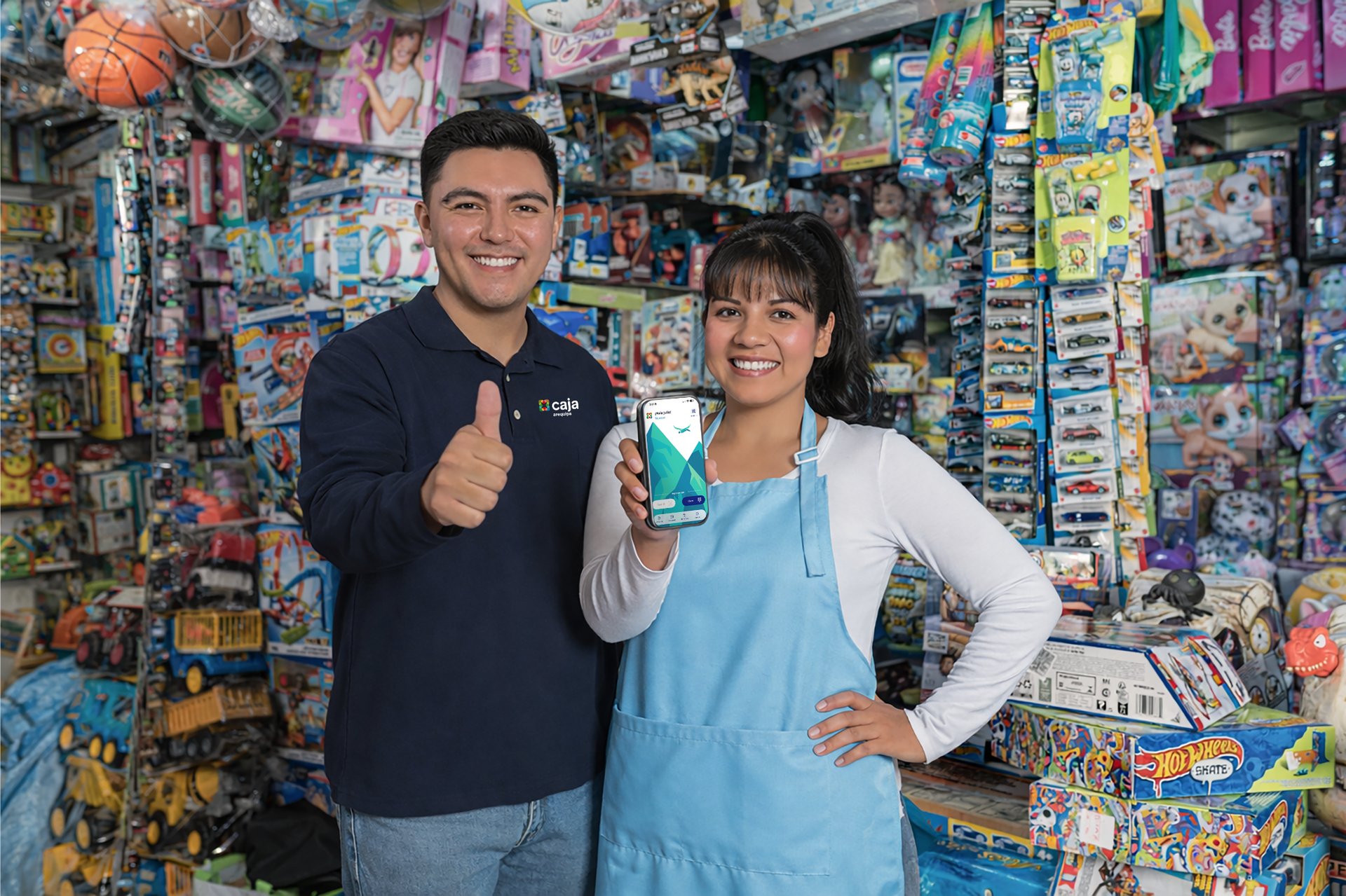 cliente con celular de Caja